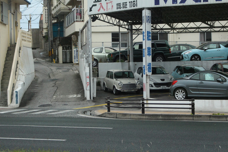 Illustration for article titled On my way to the ruins of Katsuren Castle, I saw some cars.